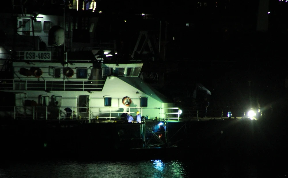 Công nhân thức thâu đêm để sửa chữa tàu CSB bị hư ảnh 1